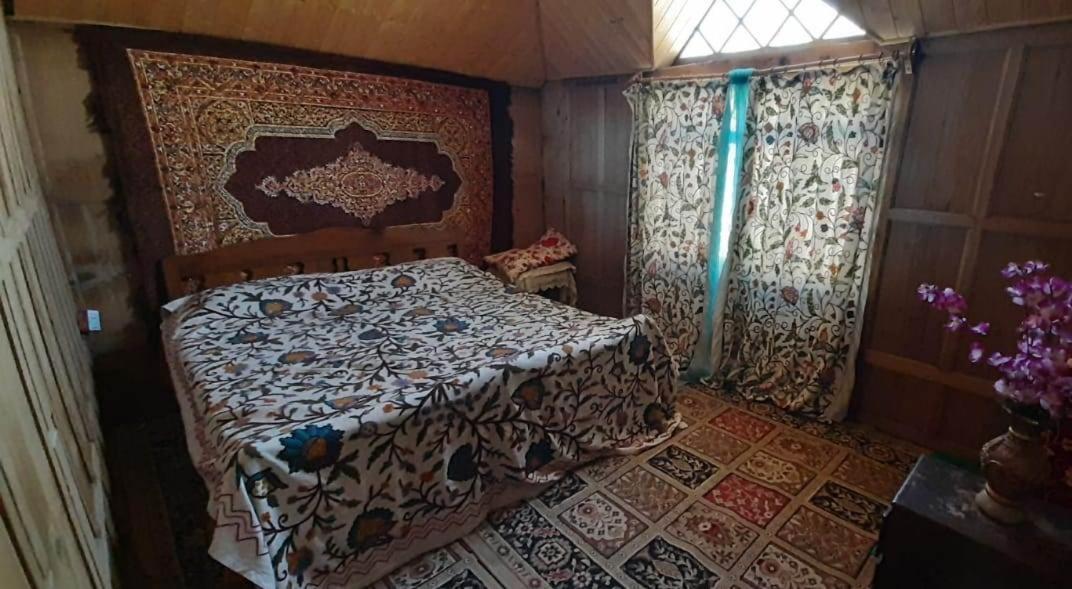 Houseboat - City Of Kashmir Hotel Srinagar (Jammu and Kashmir)