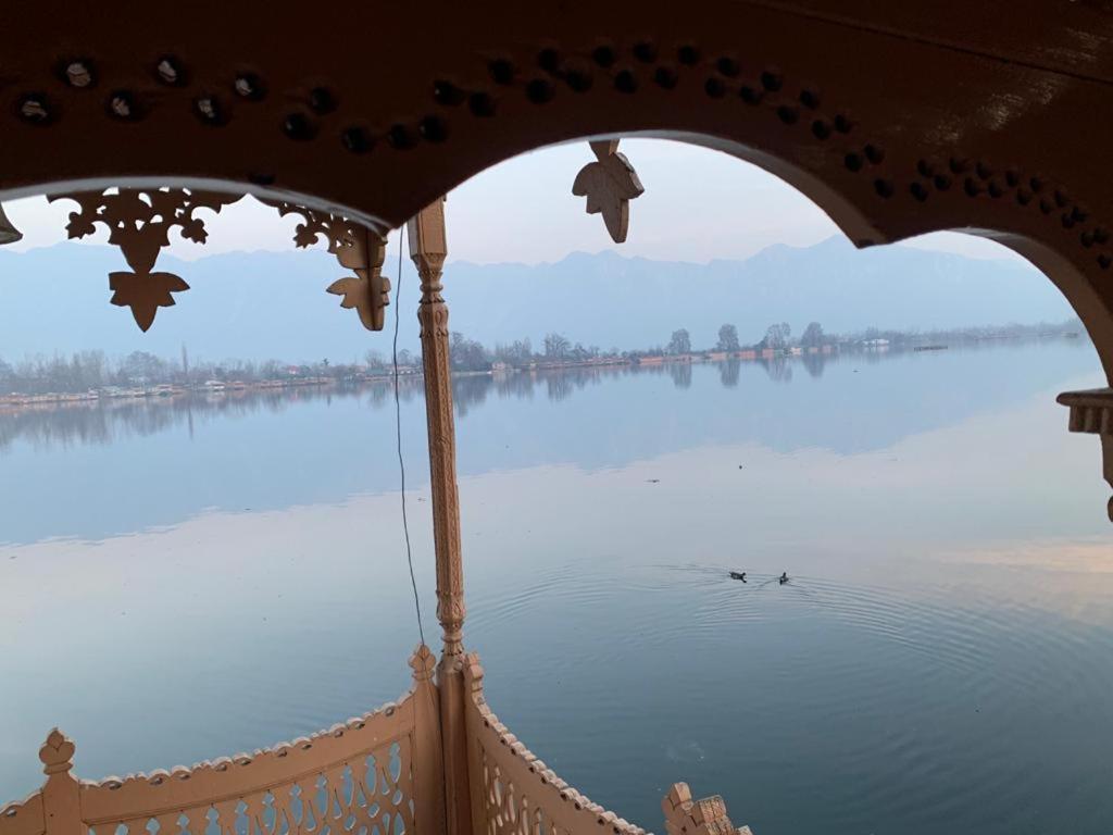 Botel Yadgaar Houseboats