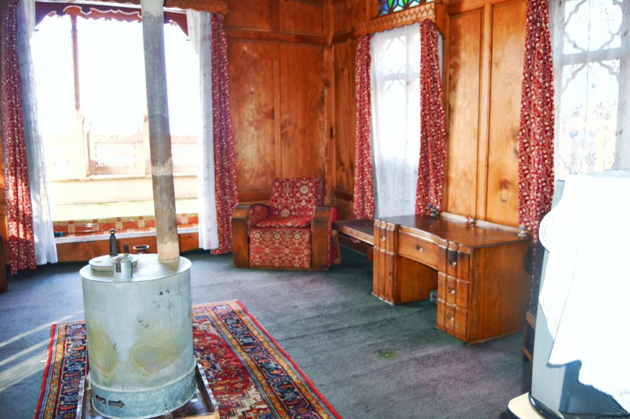 Houseboat Young Manhattan Hotel