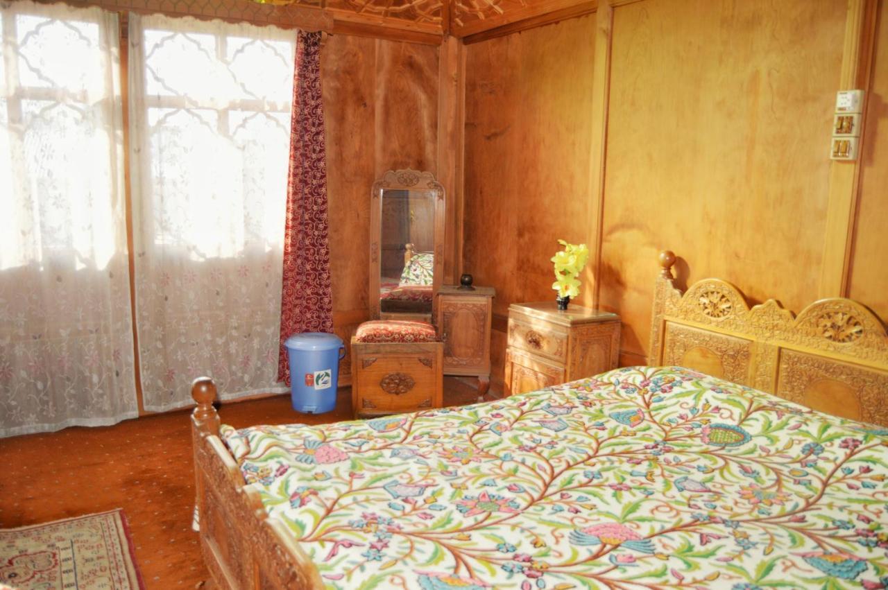 Houseboat Young Manhattan * Srinagar (Jammu and Kashmir)