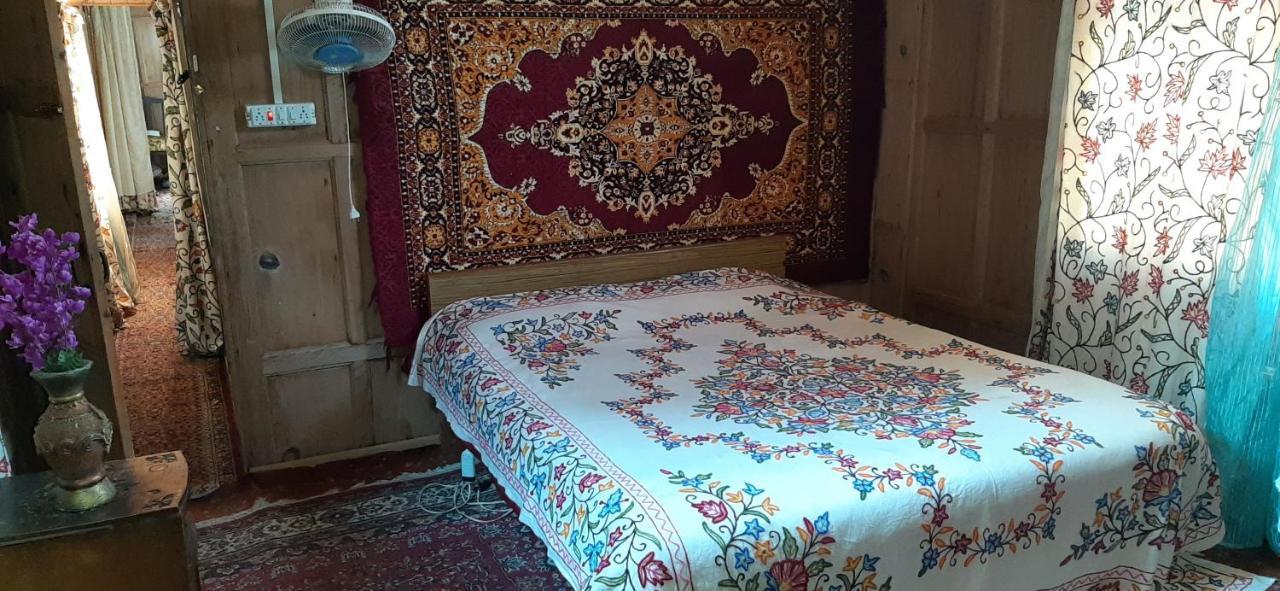 Hotel Houseboat - City Of Kashmir 2*