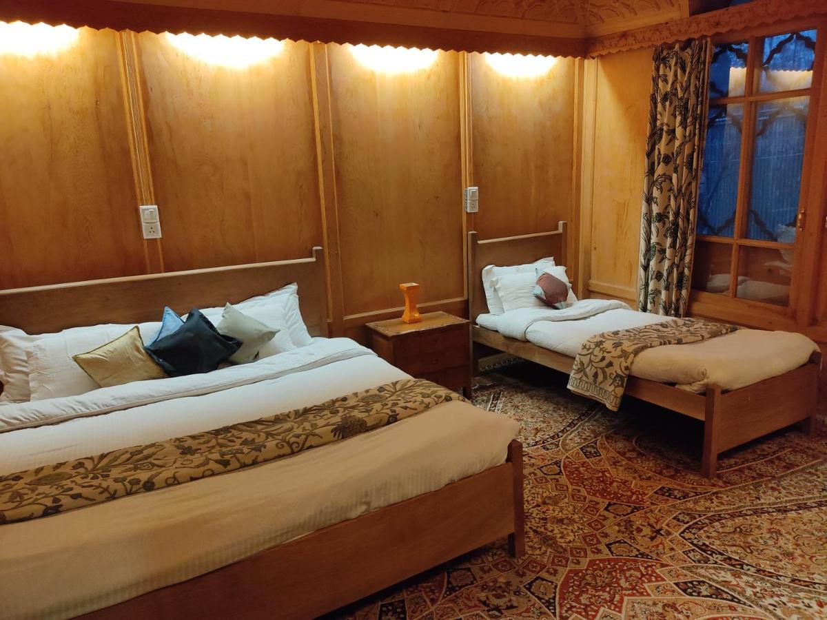 Kashmir Group Of Houseboats Hotel
