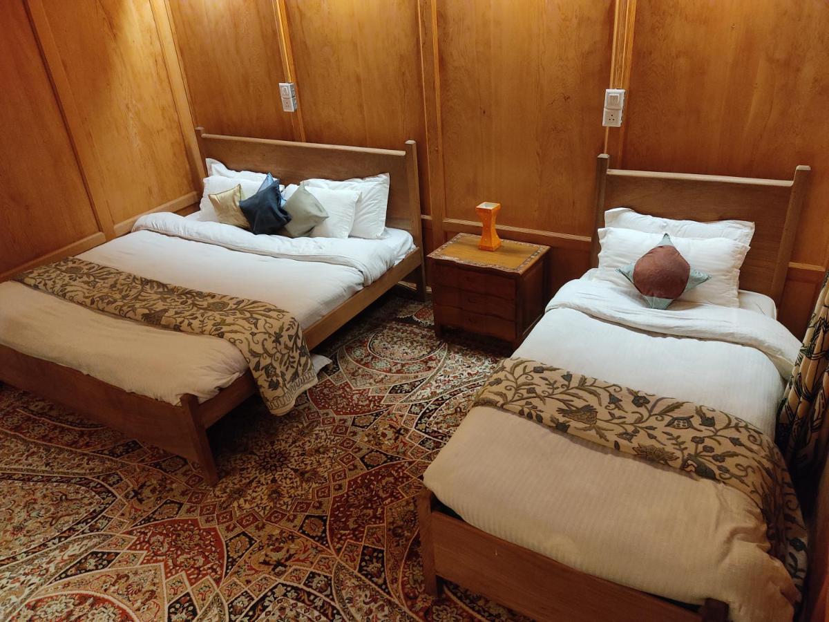 Kashmir Group Of Houseboats Hotel Srinagar (Jammu and Kashmir)