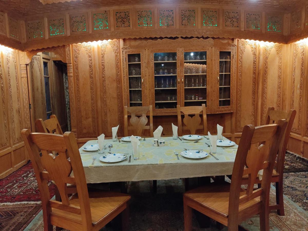 Hotel Kashmir Group Of Houseboats 4*
