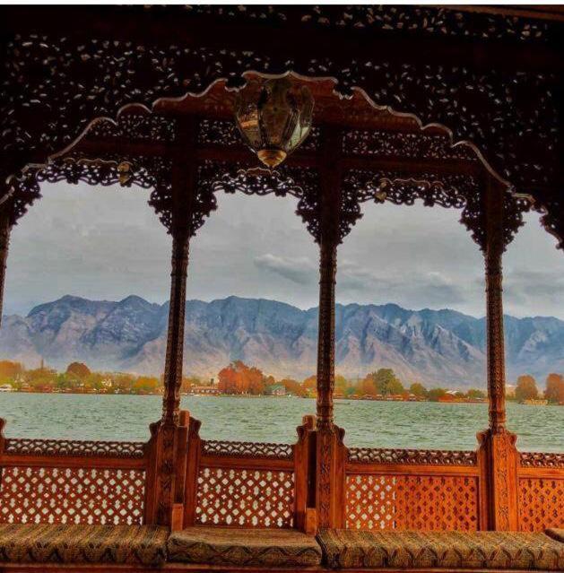 Yadgaar Houseboats Botel