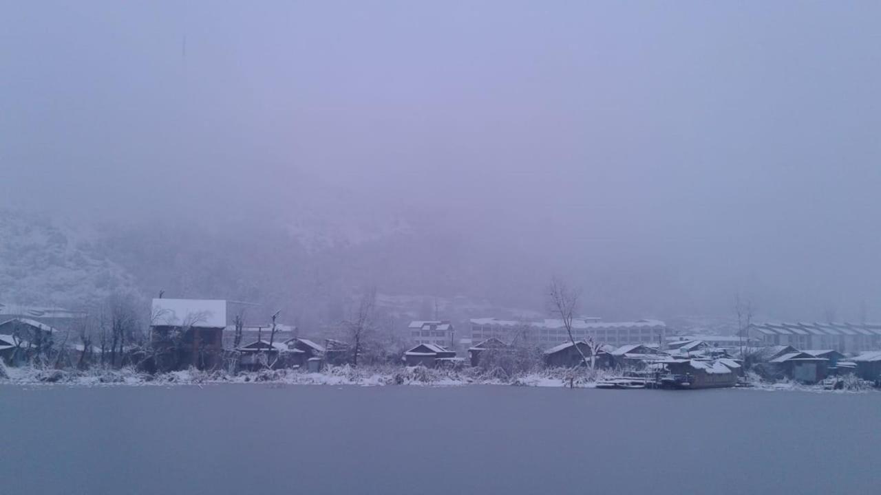Botel House Boat-pana Four In Kashmir