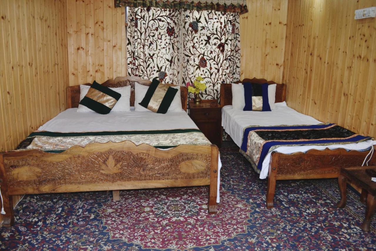 Botel Houseboat New Suzan Srinagar (Jammu and Kashmir)