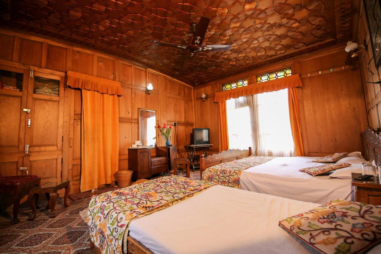 The Shelter Group Of Houseboats & Tour Organiser Botel Srinagar (Jammu and Kashmir)