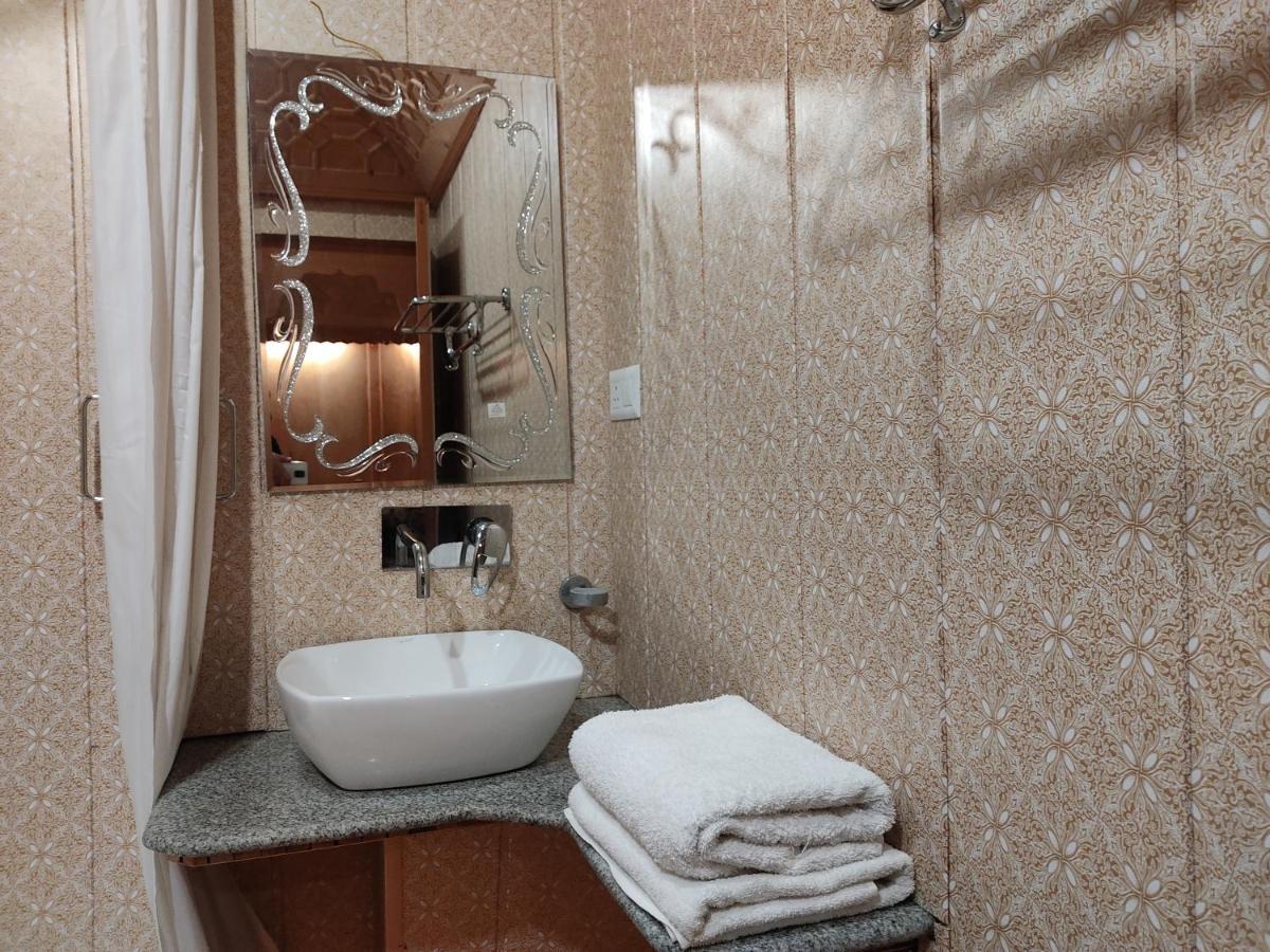 Kashmir Group Of Houseboats Hotel Srinagar (Jammu and Kashmir)