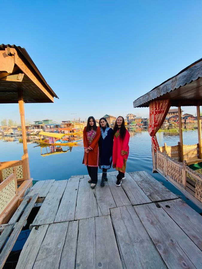 Houseboat New Suzan 4* Srinagar (Jammu and Kashmir)