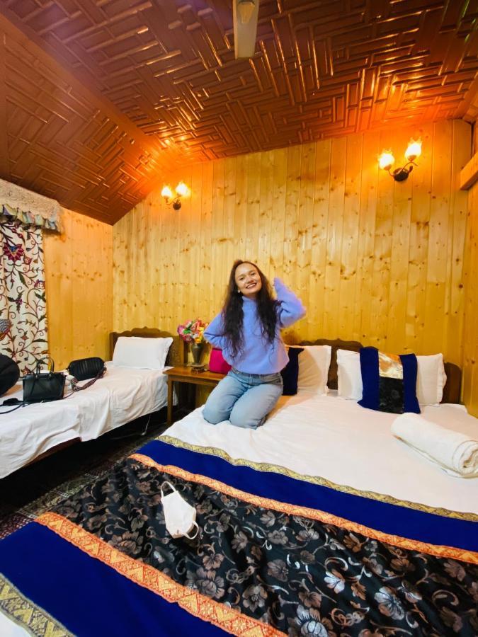 Houseboat New Suzan 4* Srinagar (Jammu and Kashmir)