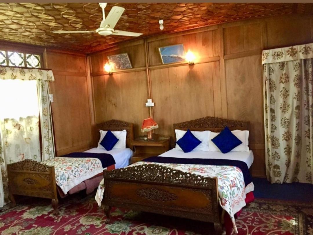 Young Beauty Star Houseboat Botel Srinagar (Jammu and Kashmir)