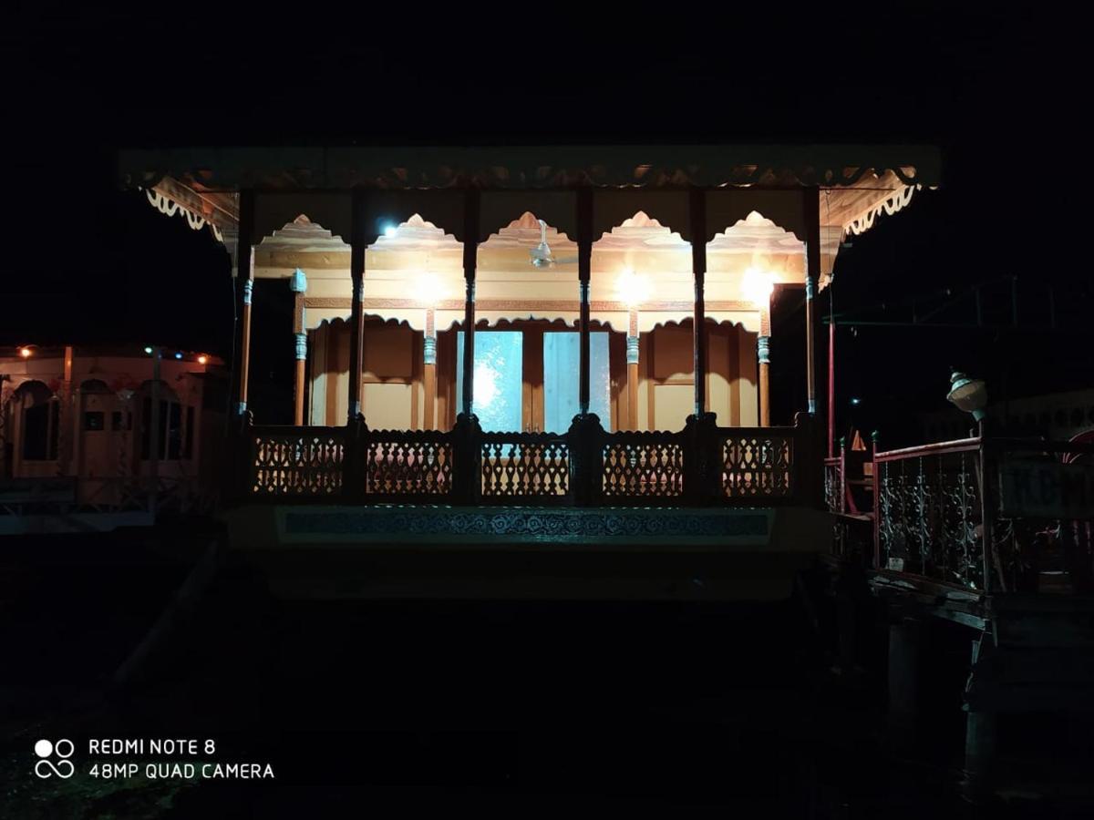 Houseboat New Jahangir And Morning Car 3* Srinagar (Jammu and Kashmir)