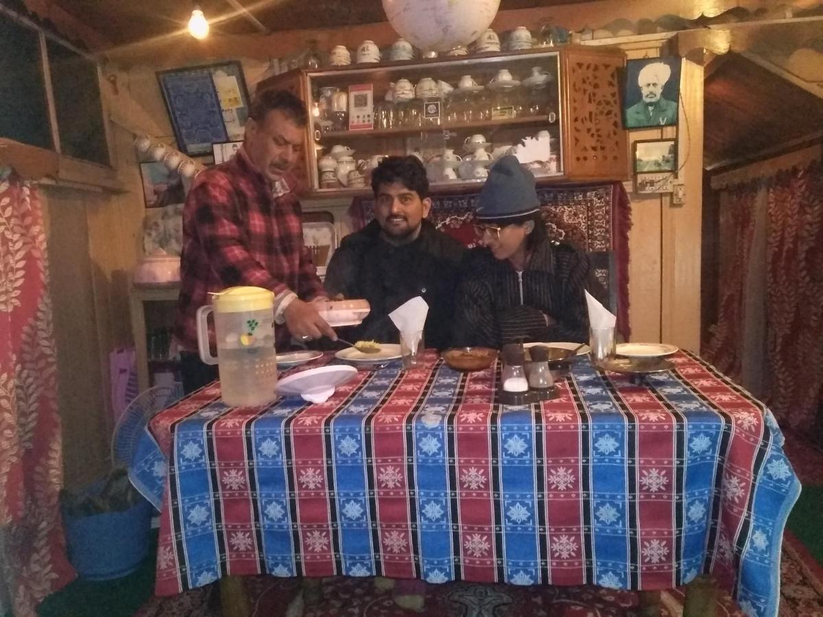 Botel House Boat-pana Four In Kashmir