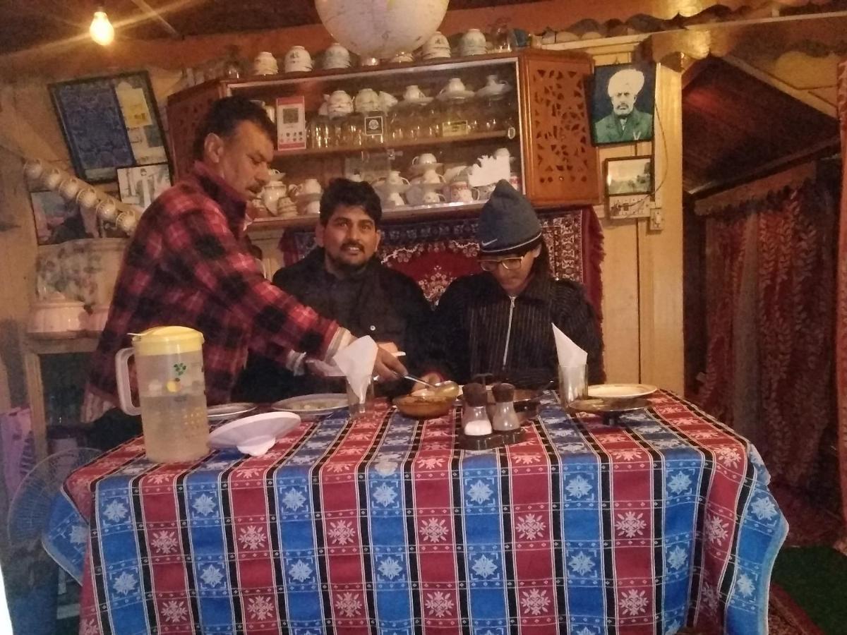Botel House Boat-pana Four In Kashmir Srinagar (Jammu and Kashmir)