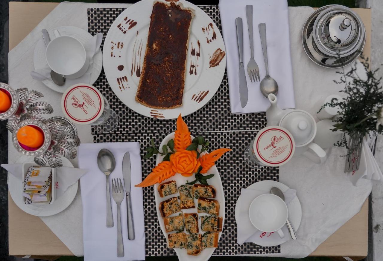 Hotel Rose Petal Srinagar (Jammu and Kashmir)