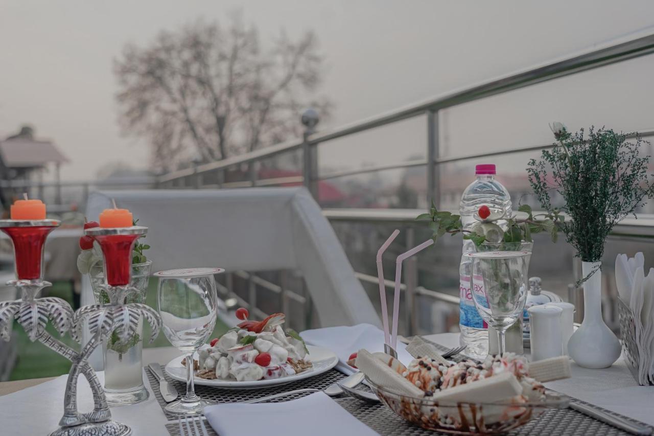 Hotel Rose Petal Srinagar (Jammu and Kashmir)