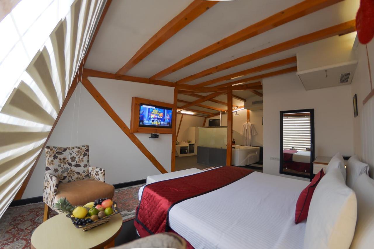 Hotel Rose Petal