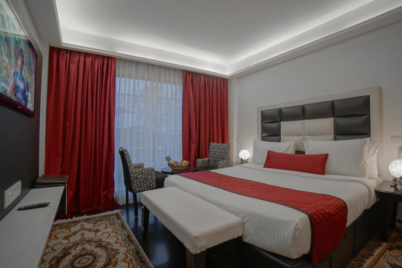 Hotel Rose Petal