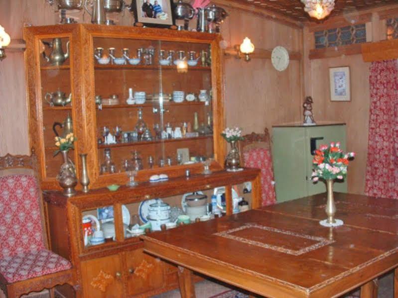 The Shelter Group Of Houseboats & Tour Organiser Botel Srinagar (Jammu and Kashmir)
