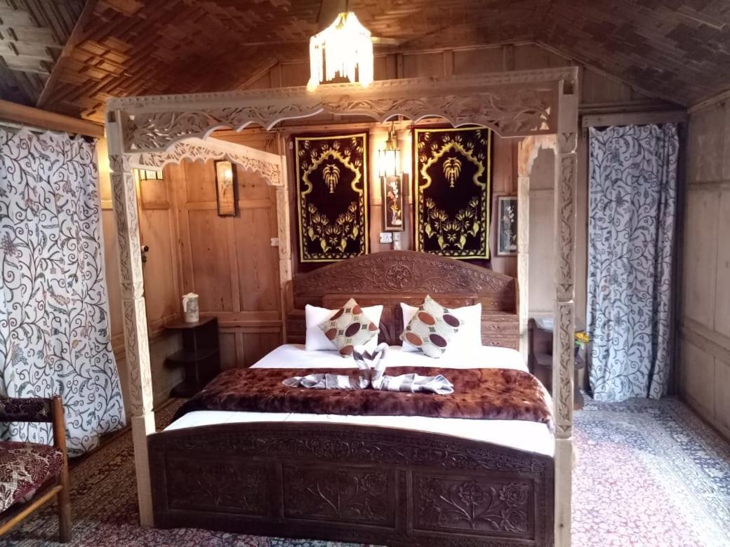 Young Shahzada Group Of Houseboats Srinagar (Jammu and Kashmir)