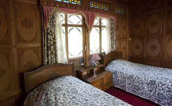 Mascot Houseboats Botel 5*