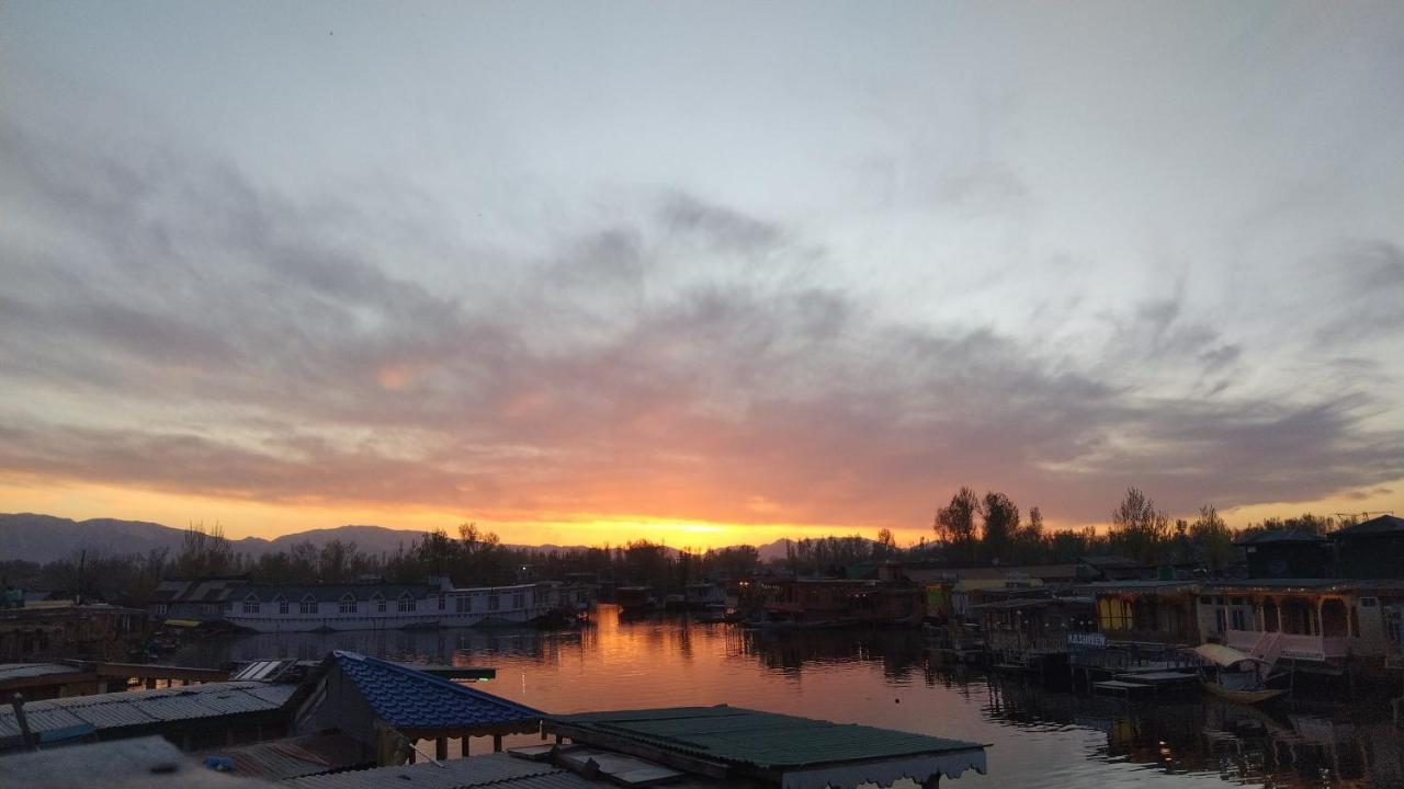 Houseboat New Suzan Srinagar (Jammu and Kashmir)
