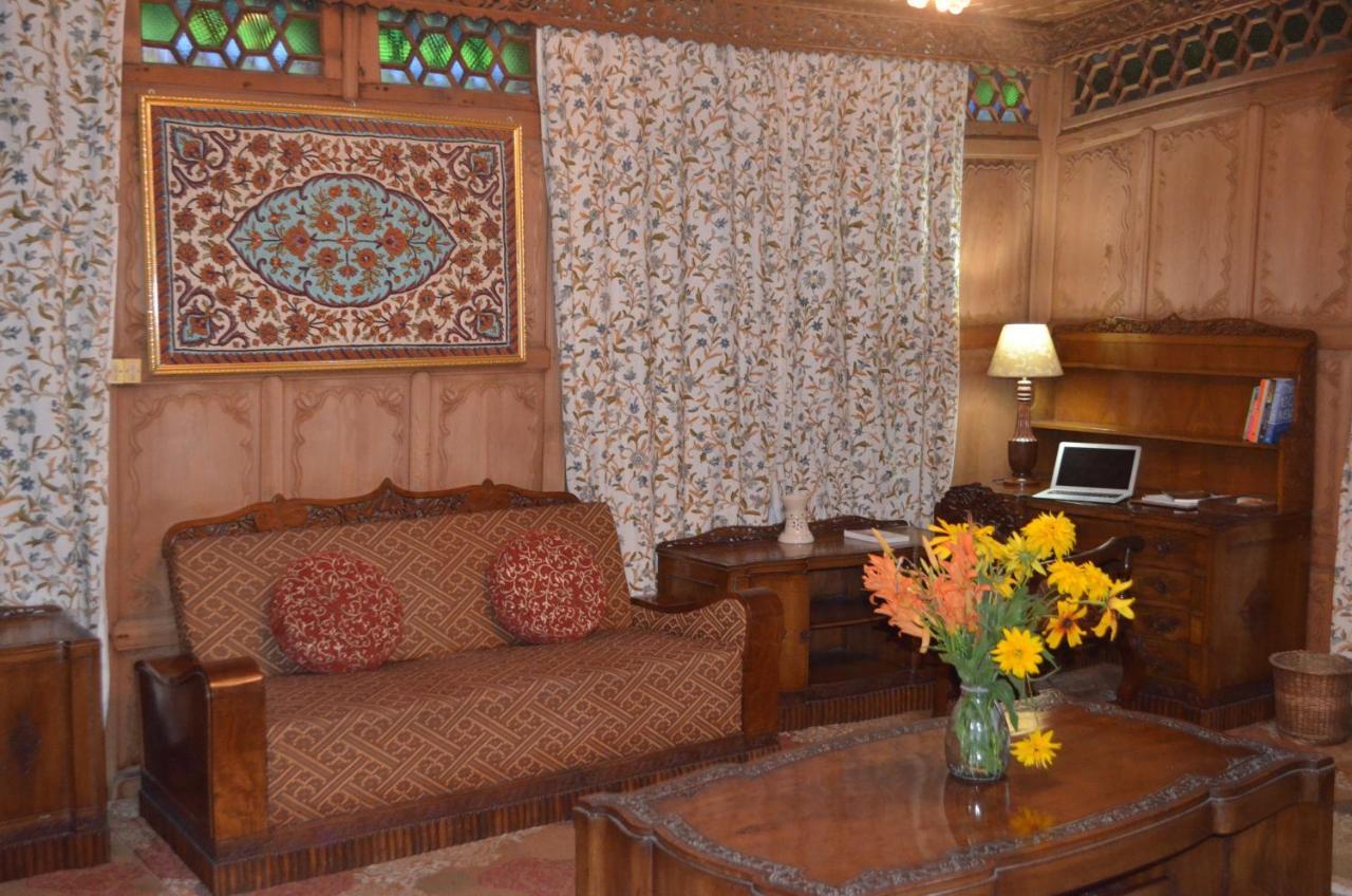 New Alexandra Houseboats Hotel