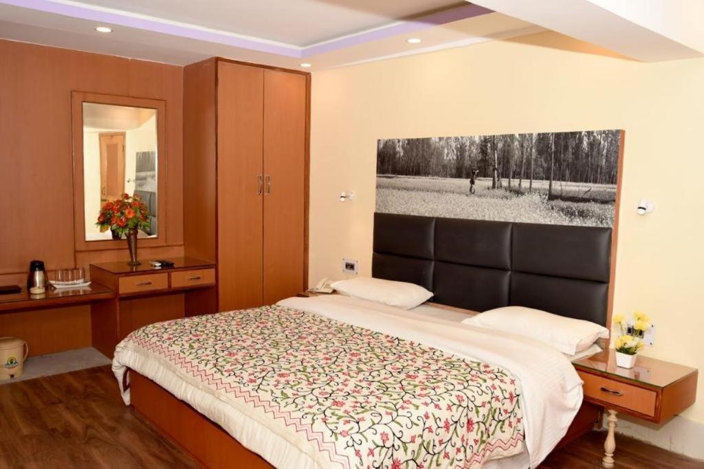 Hotel Centre Point Srinagar (Jammu and Kashmir)