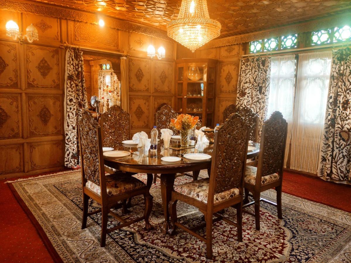 Heevan Houseboat Hotel