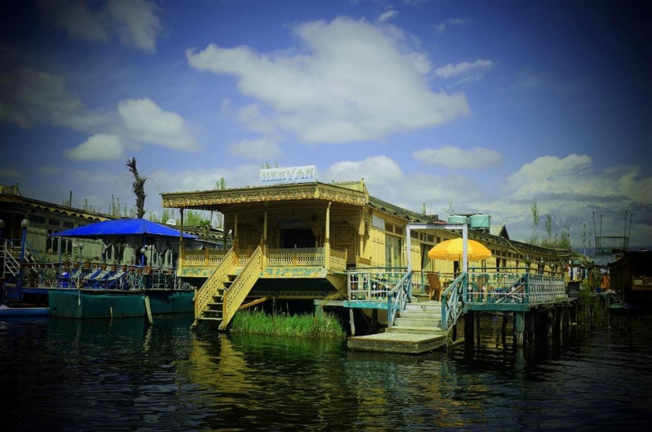 Heevan Houseboat Hotel