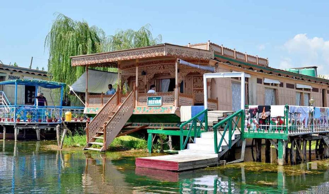Heevan Houseboat Hotel