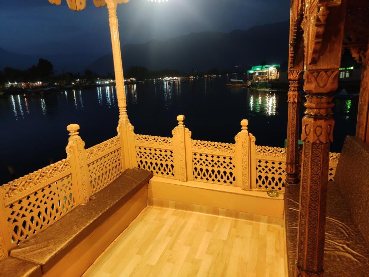 Botel Young Beauty Star Houseboat Srinagar (Jammu and Kashmir)