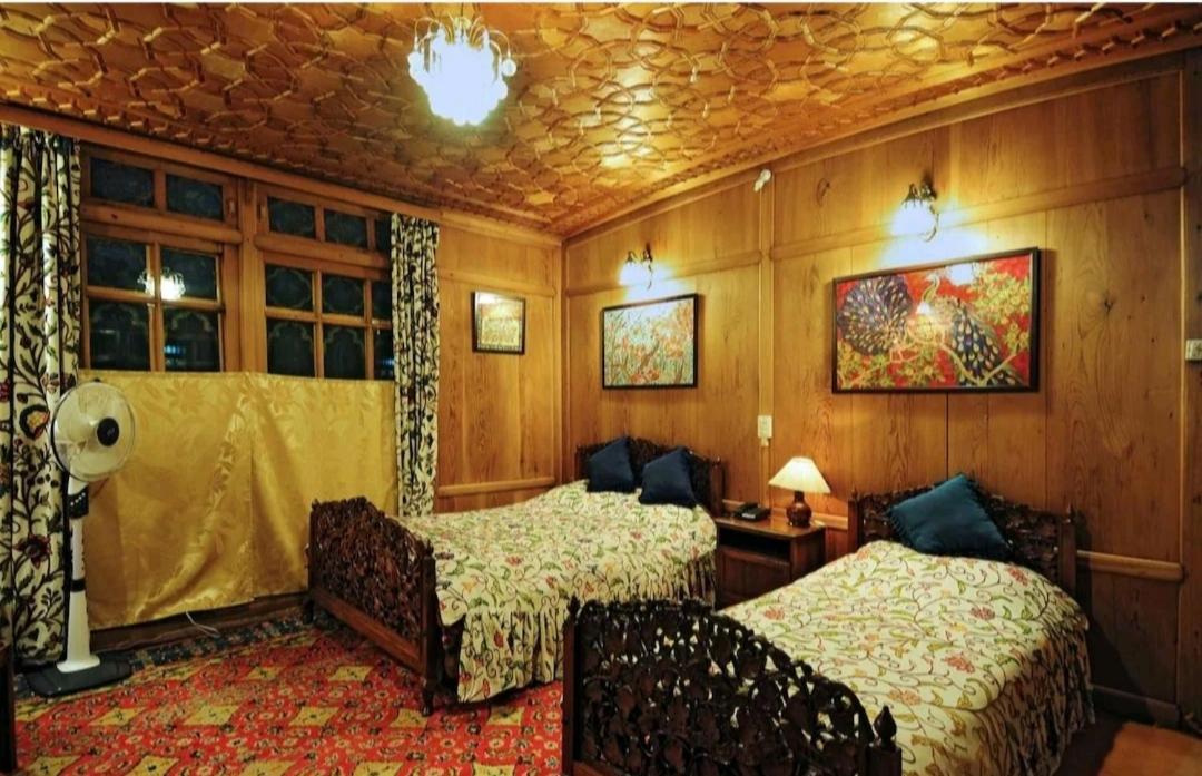 Botel Young Beauty Star Houseboat *