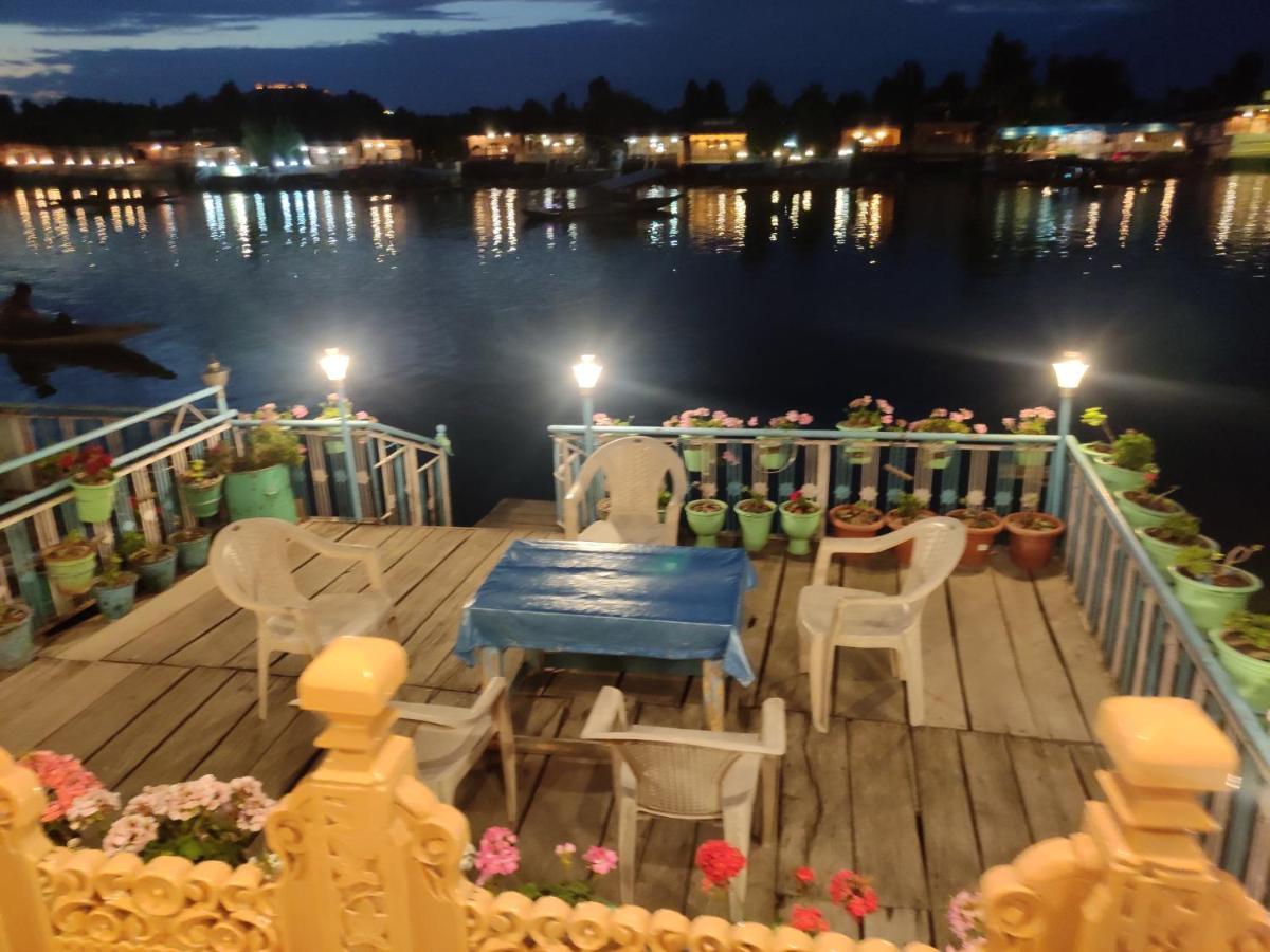 Young Beauty Star Houseboat Srinagar (Jammu and Kashmir)