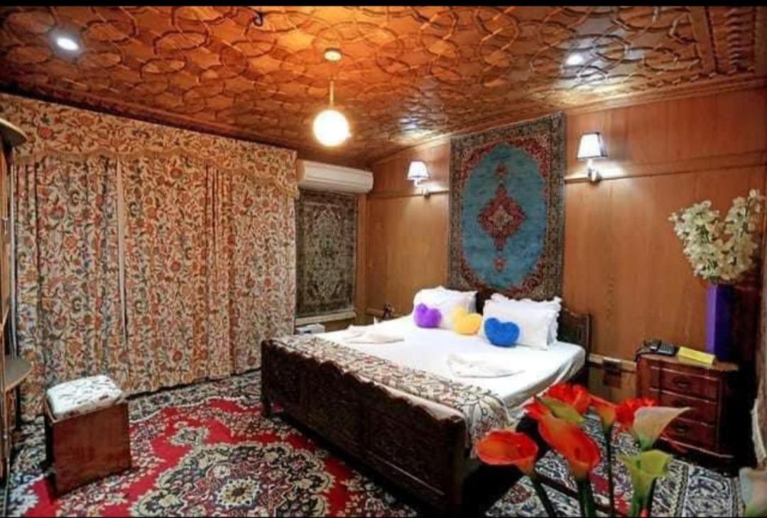 Botel Young Beauty Star Houseboat Srinagar (Jammu and Kashmir)