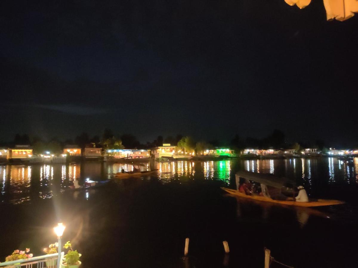 Young Beauty Star Houseboat