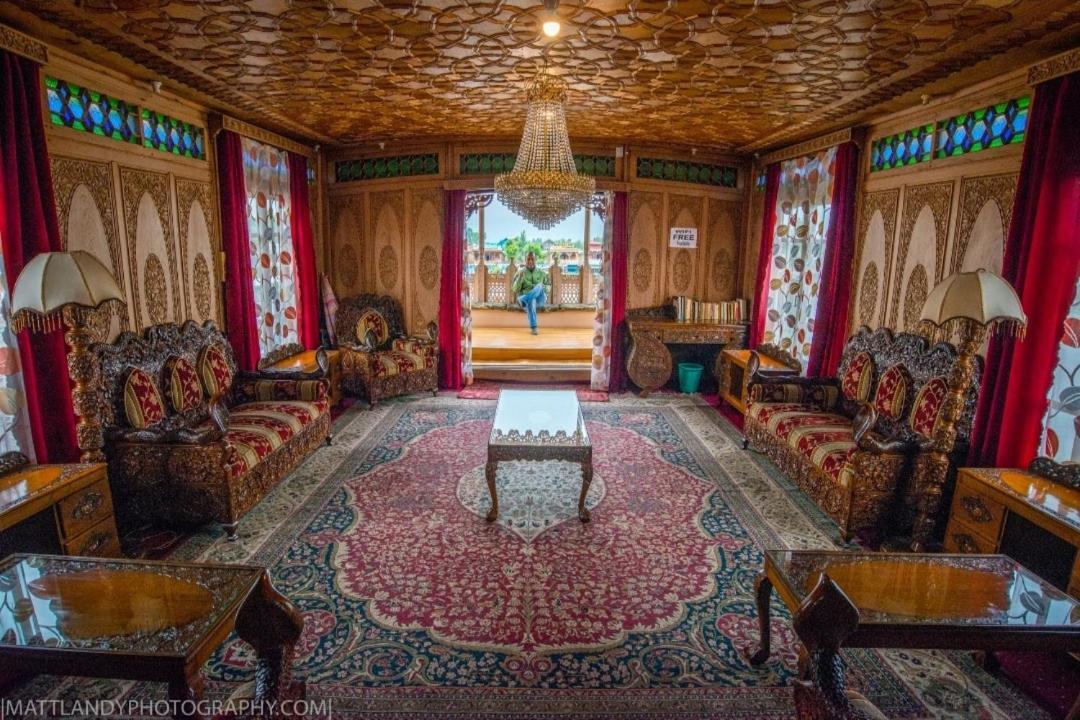 Young Beauty Star Houseboat Srinagar (Jammu and Kashmir)