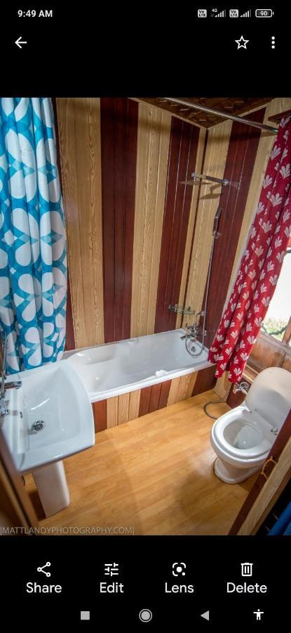 Young Beauty Star Houseboat * Srinagar (Jammu and Kashmir)