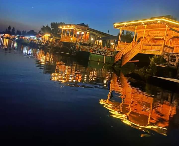 Hotel Heevan Houseboat Srinagar (Jammu and Kashmir)
