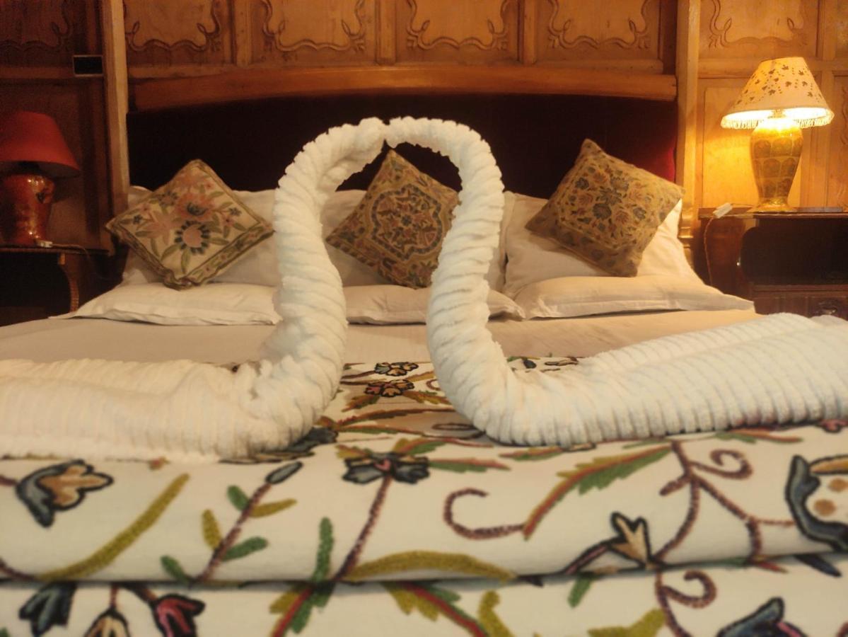 Hotel Heevan Houseboat *