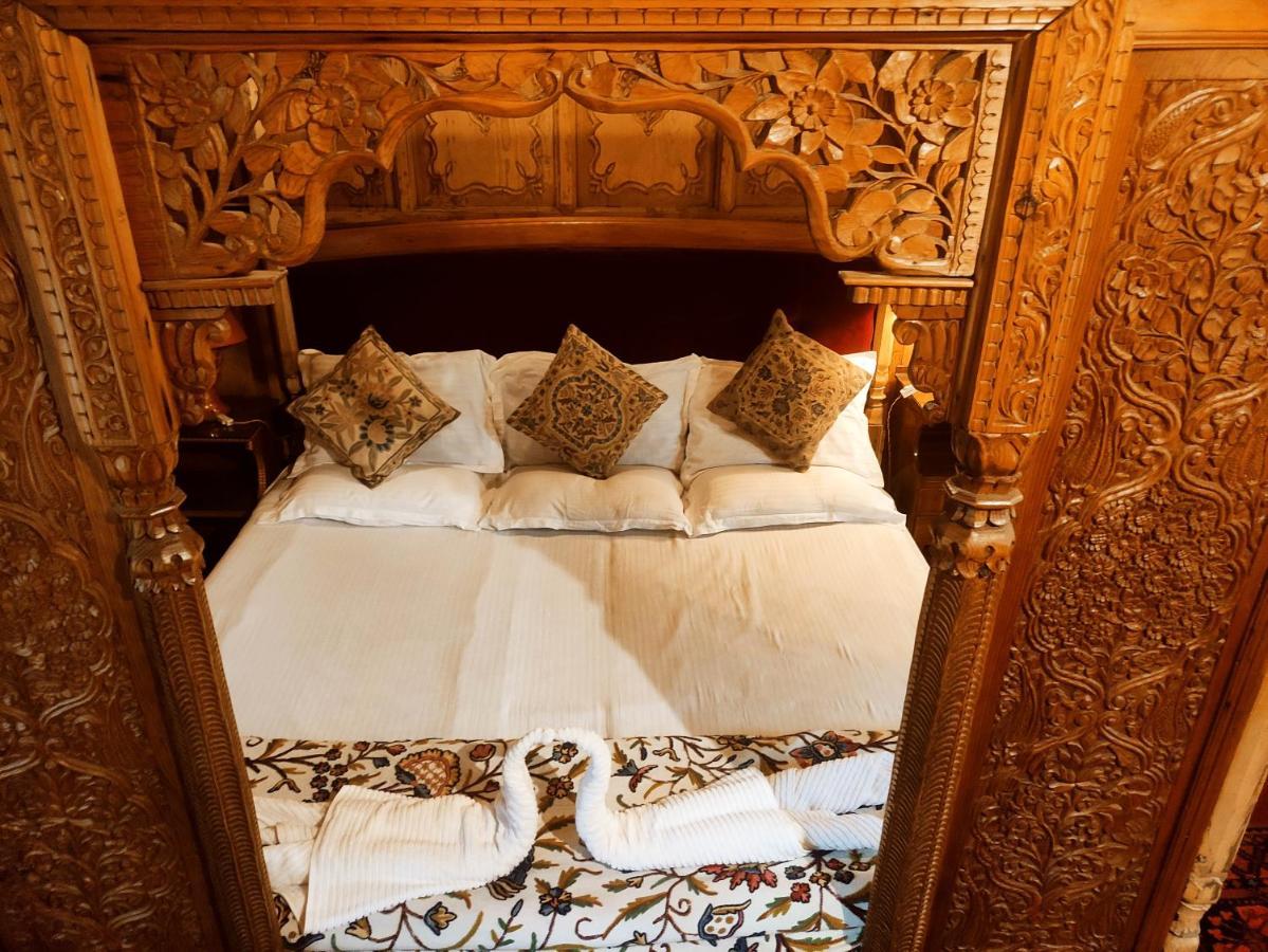 Heevan Houseboat Srinagar (Jammu and Kashmir)