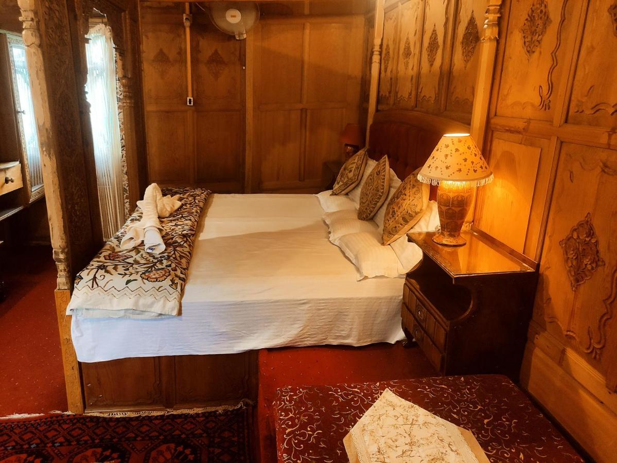 Hotel Heevan Houseboat Srinagar (Jammu and Kashmir)