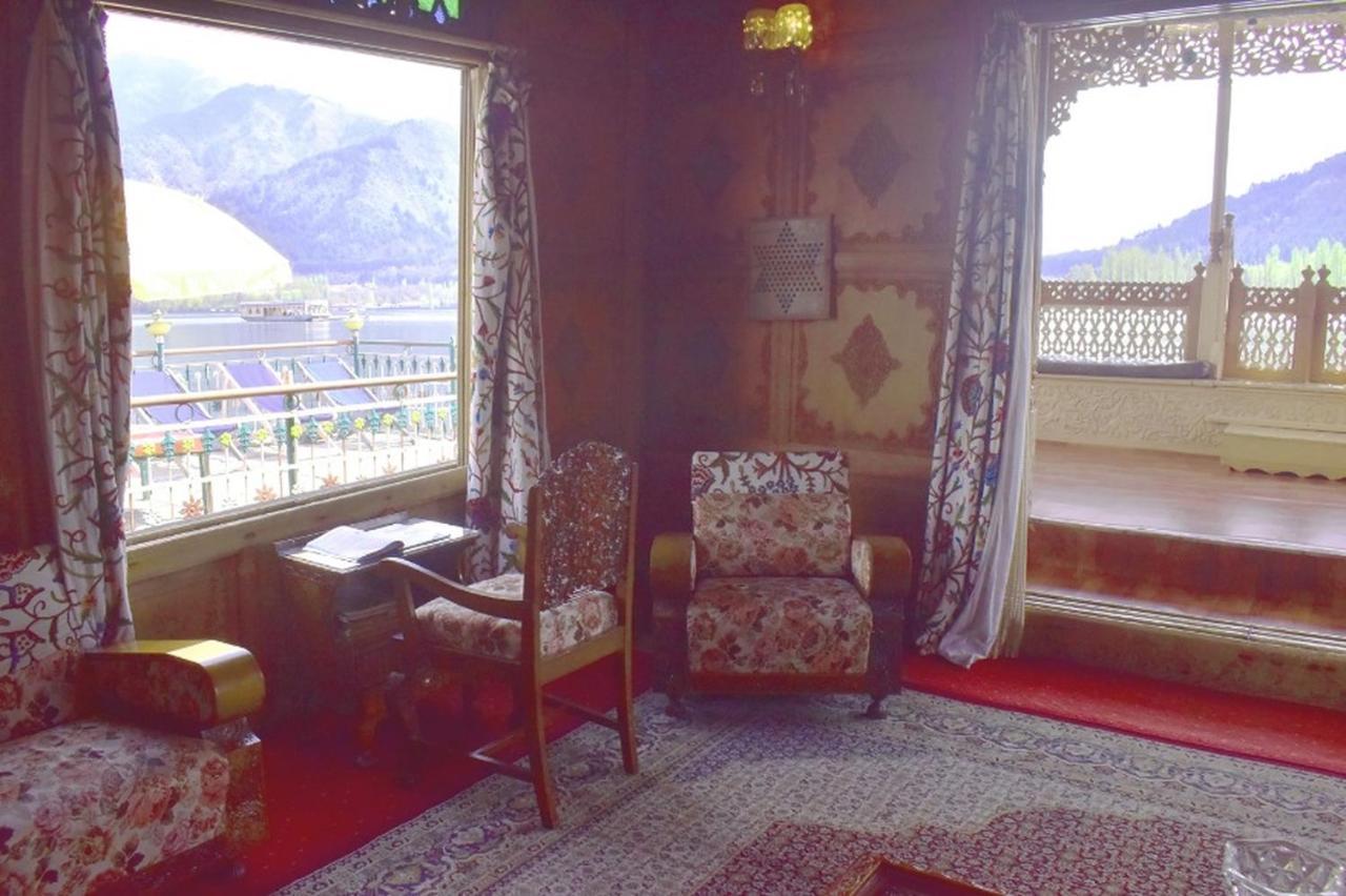 Heevan Houseboat *