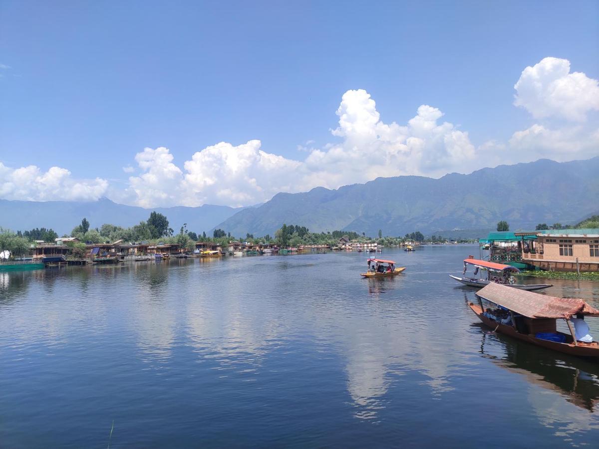 Botel Young Beauty Star Houseboat Srinagar (Jammu and Kashmir)