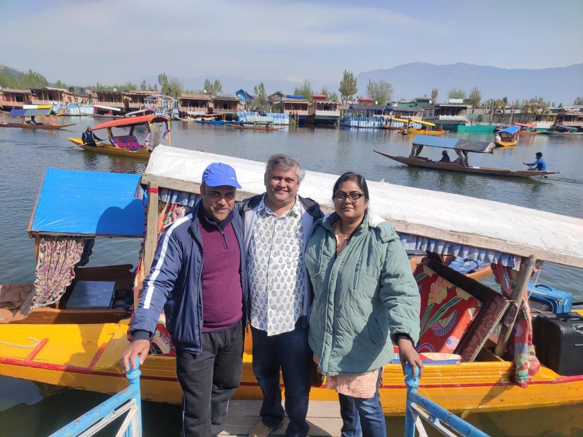 Young Beauty Star Houseboat * Srinagar (Jammu and Kashmir)