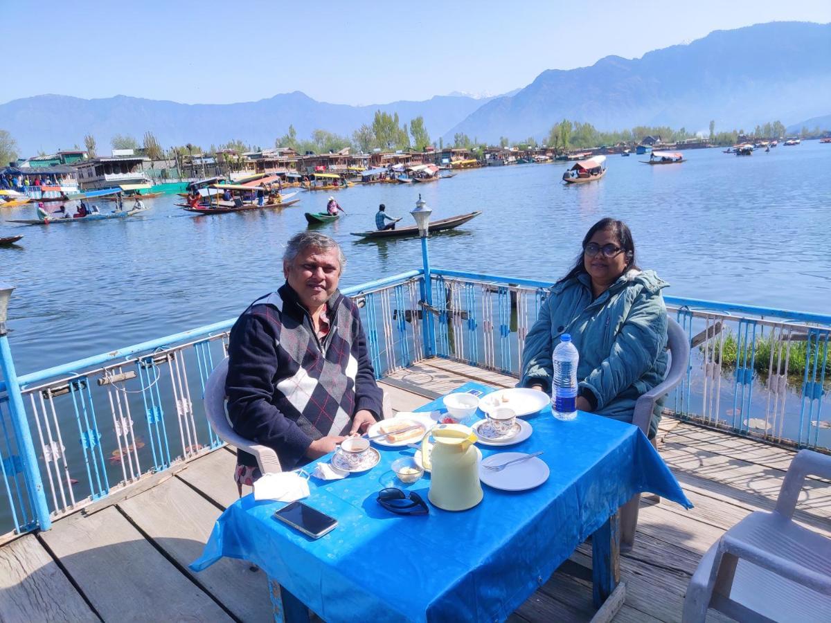 Young Beauty Star Houseboat Botel Srinagar (Jammu and Kashmir)