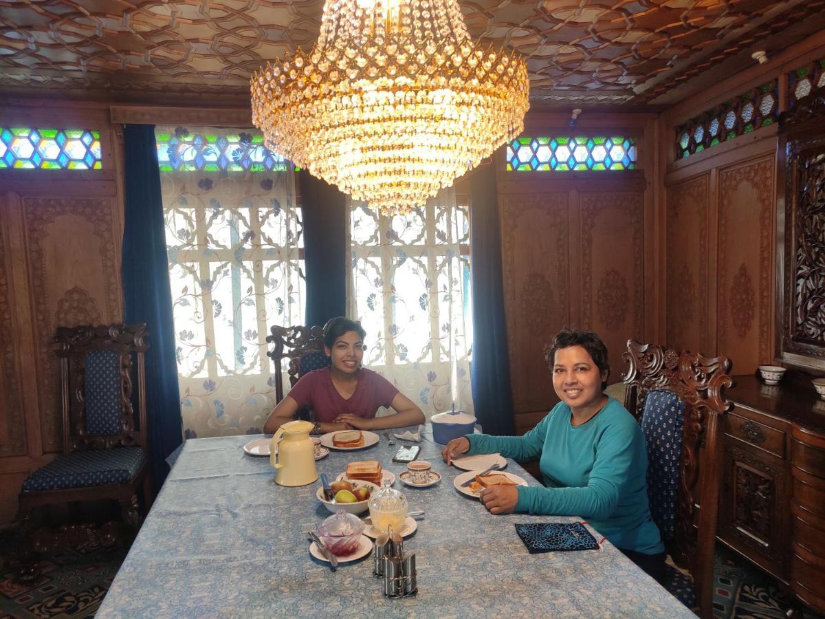 Young Beauty Star Houseboat * Srinagar (Jammu and Kashmir)
