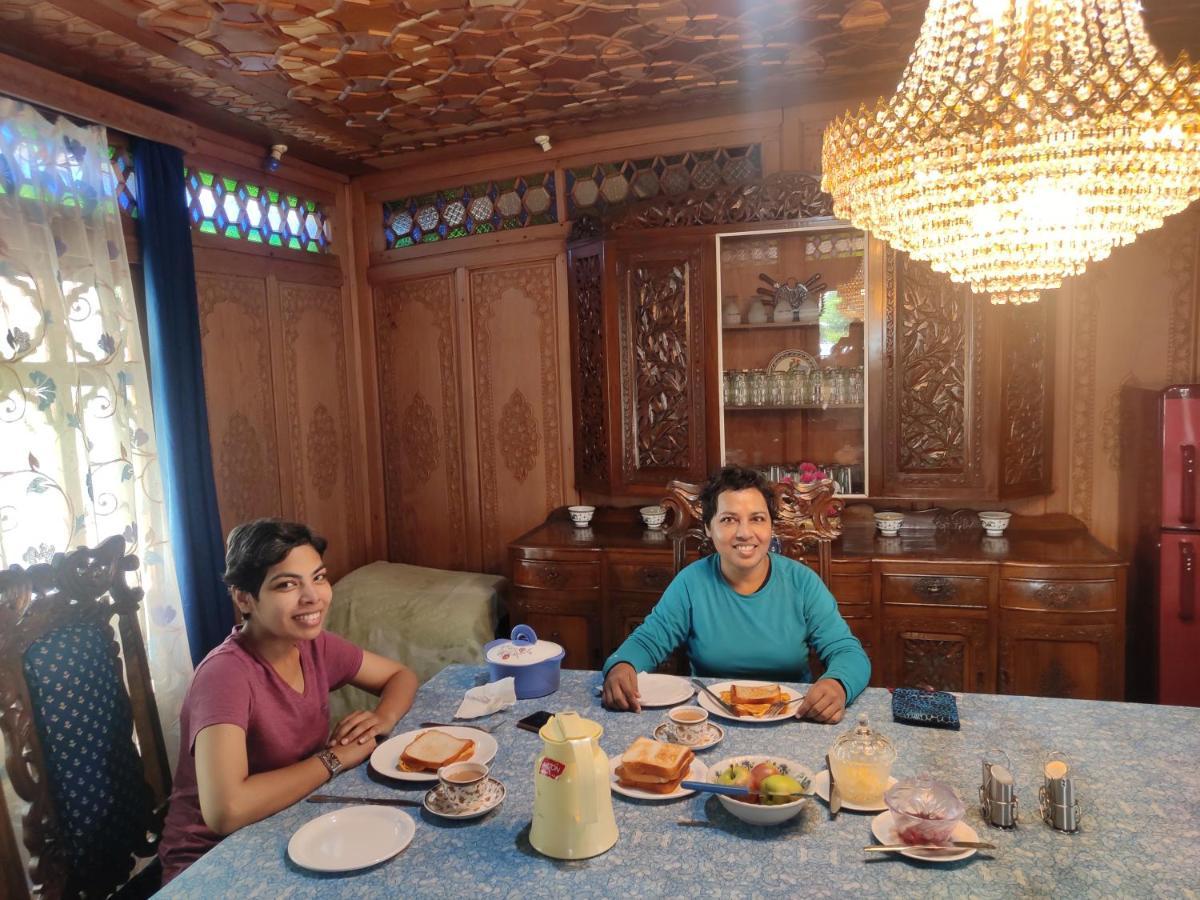 Young Beauty Star Houseboat * Srinagar (Jammu and Kashmir)