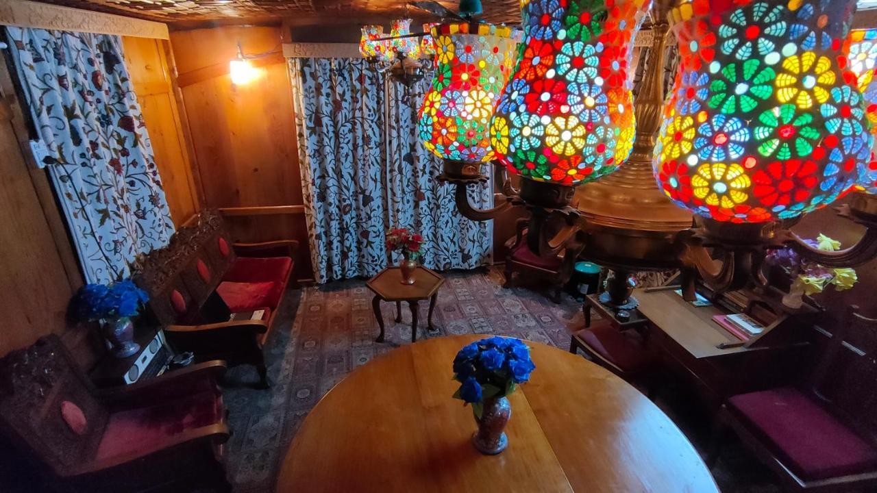 Houseboat New Suzan Botel Srinagar (Jammu and Kashmir)